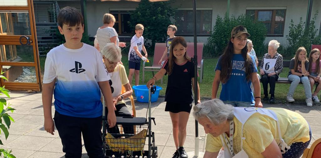 Olympiade 1 Jung und Alt arbeiten im Team zusammen