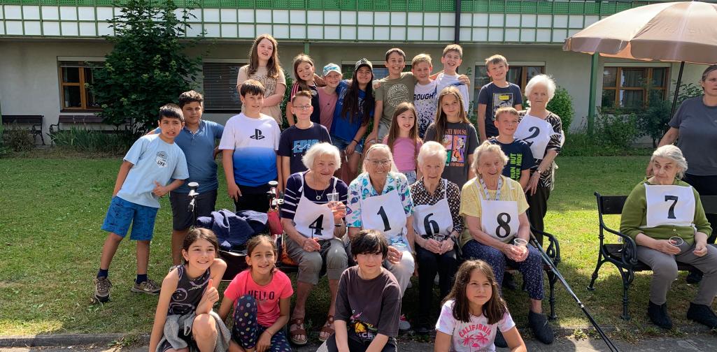 Olympiade 2 Klassenfoto mit den Bewohnern des Wohnheims