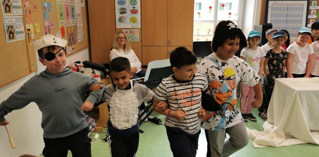 Kinder der 2d Klasse bei der Peter Pan Aufführung