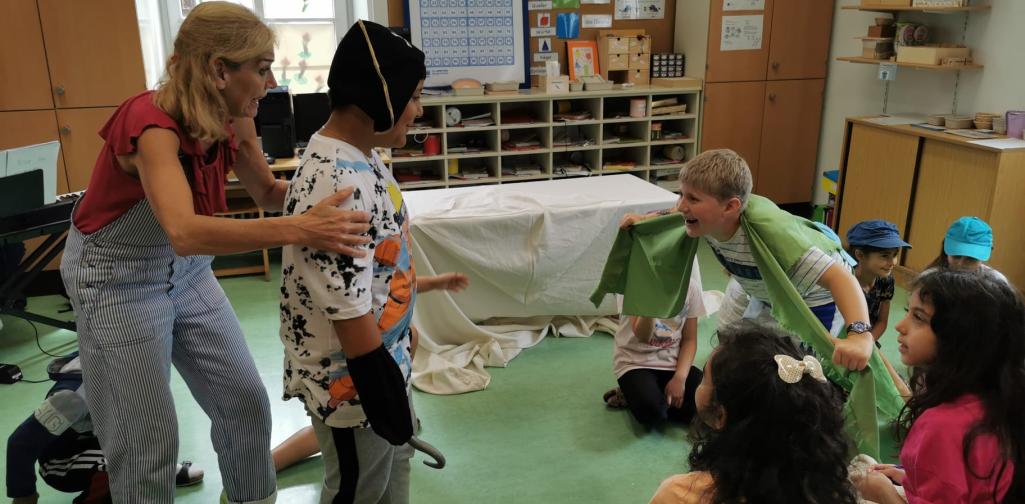 Kinder der 2d Klasse bei der Peter Pan Aufführung