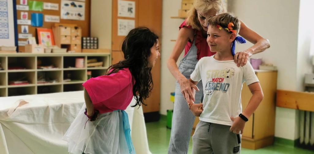 Kinder der 2d Klasse bei der Peter Pan Aufführung