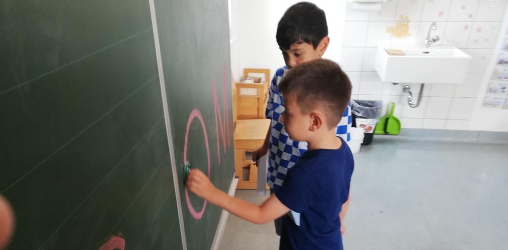 Schulkinder helfen den KIndergartenkindern