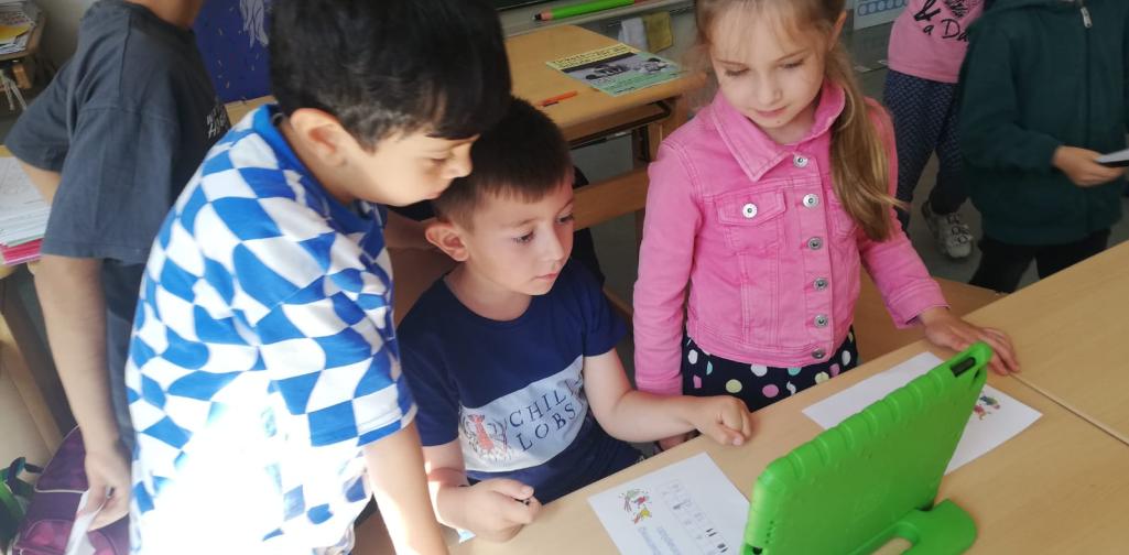 gemeinsam wird die Tabletsation bearbeitet