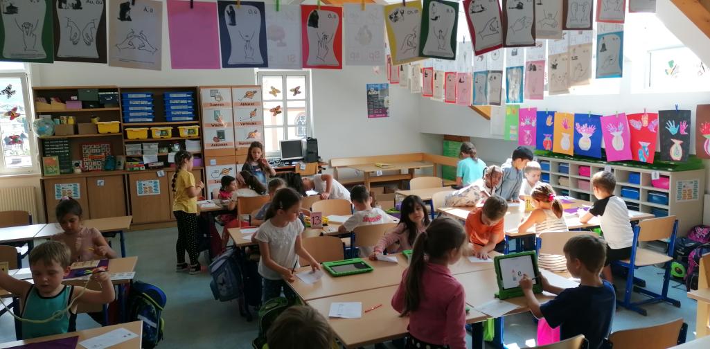 Kinder bearbeiten eifrig die verschiedenen Stationen