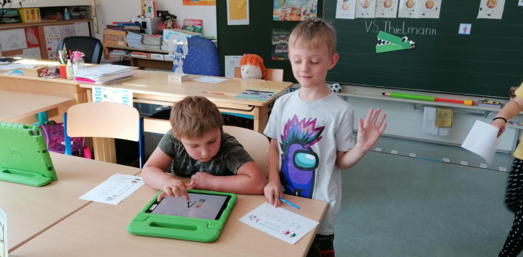 Buchstaben werden am Tablet nachgefahren