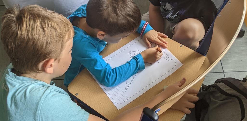 Kinder der 4a und aus dem KIKO beim Arbeiten