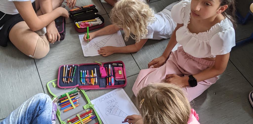 Kinder der 4a und aus dem KIKO beim Arbeiten