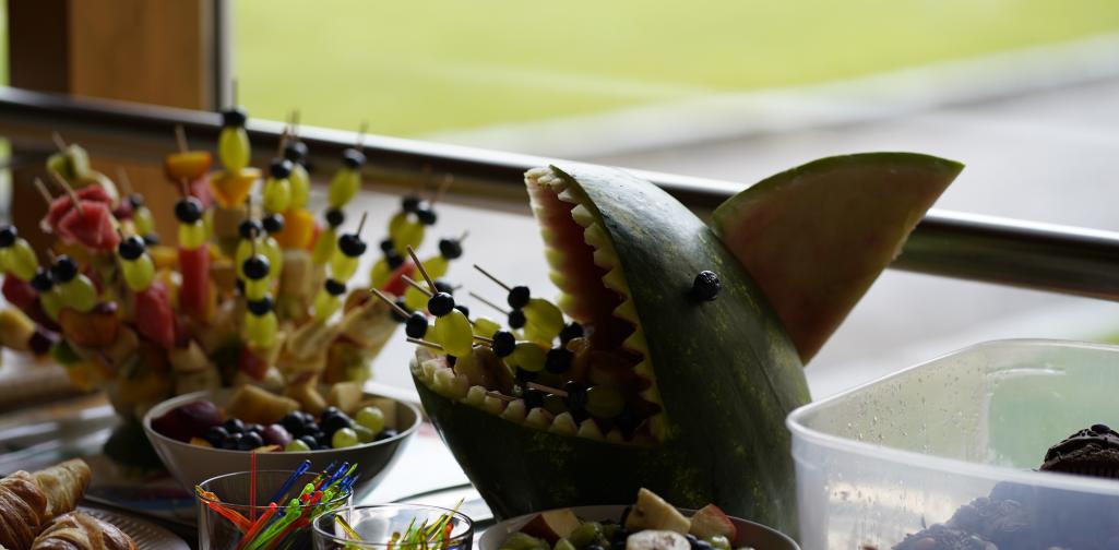 Abschlussfeier 15 Obstspieße und Obstplatten mit Wassermelonenhai