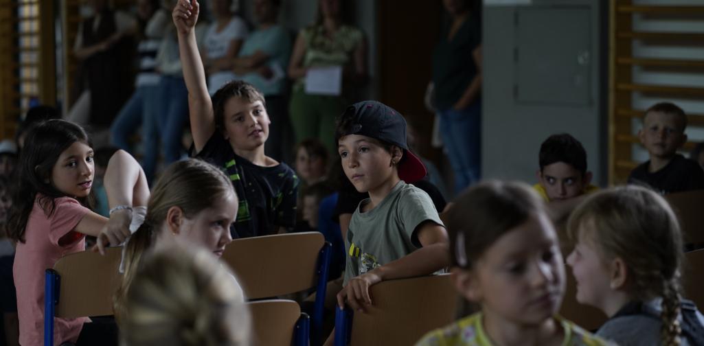 Abschlussfeier 04 Kind zeigt auf