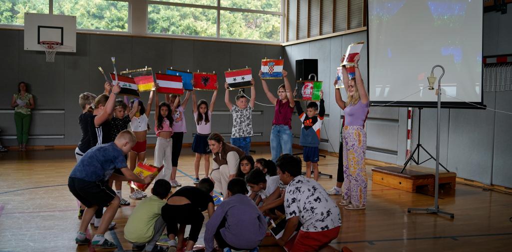 Abschlussfeier 06 Kinder beim Fahnentanz