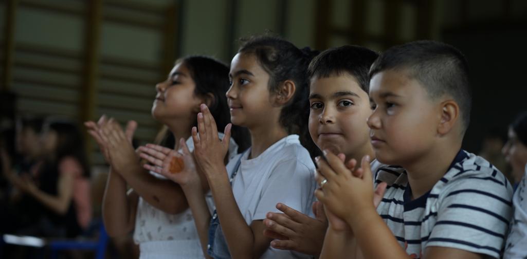 Abschlussfeier 09 Kinder klatschen begeistert