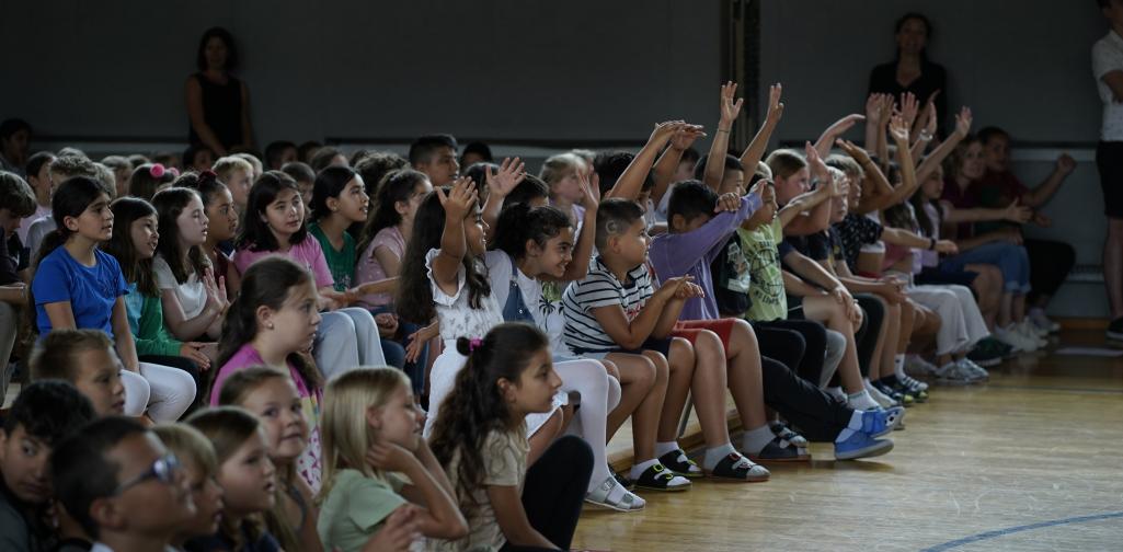 Abschlussfeier 10 Kinder singen gemeinsam