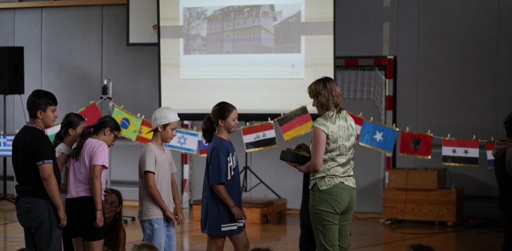 Abschlussfeier 13 Kinder erhalten ein kleines Geschenk