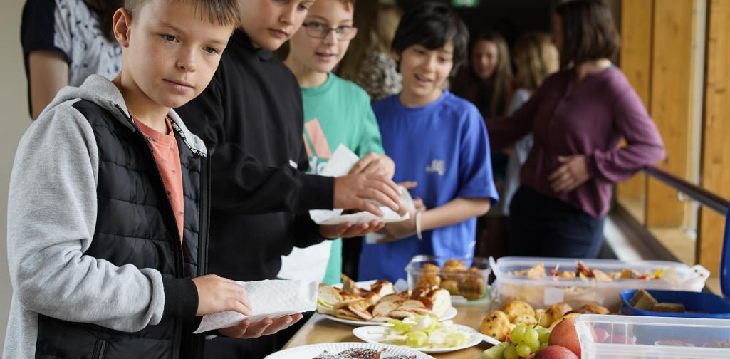 Abschlussfeier 19 Kinder beim Buffet