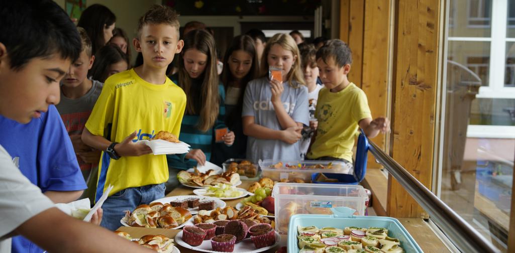 Abschlussfeier 20 Kinder beim Buffet