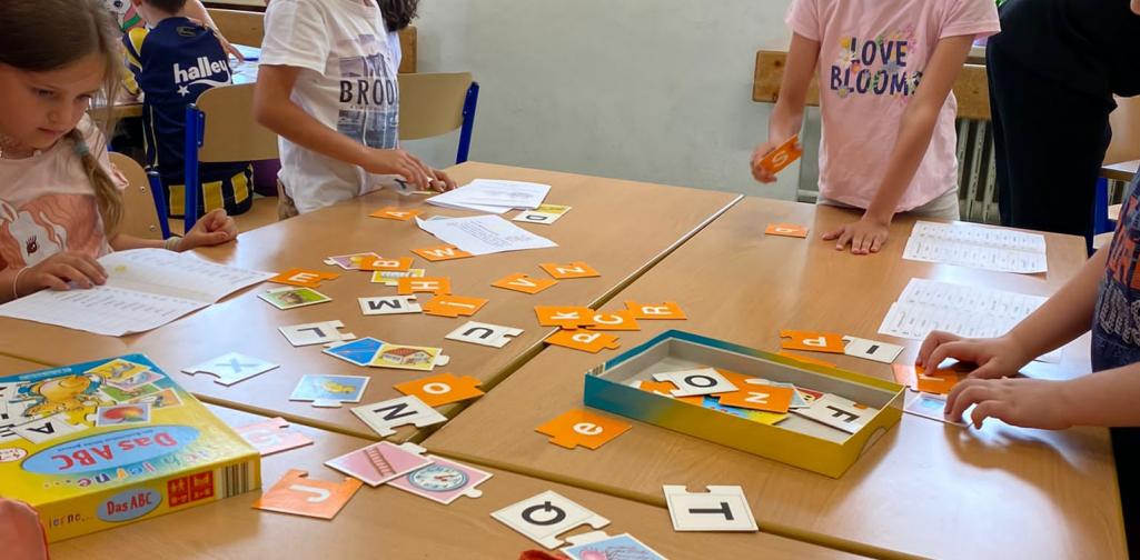 Kinder spielen eine Lesespiel