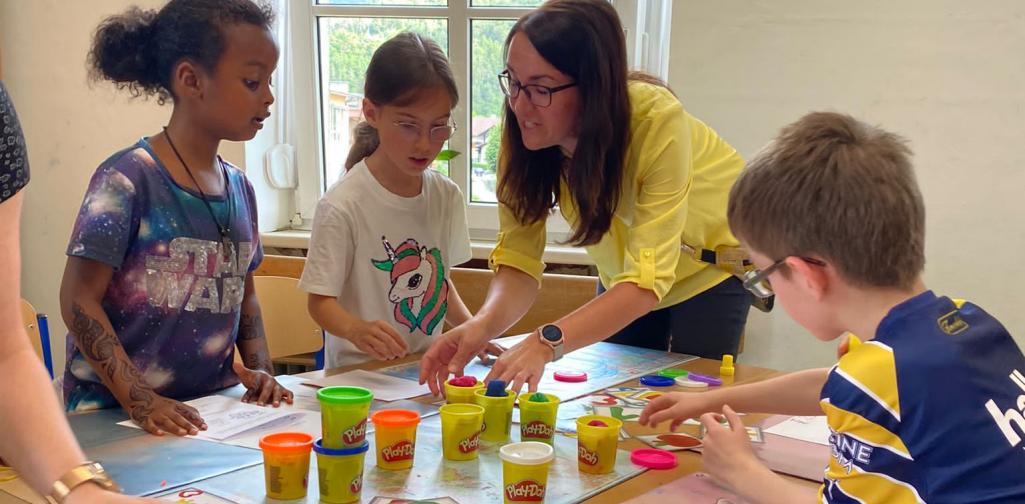Kinder legen Formen aus Knetmasse