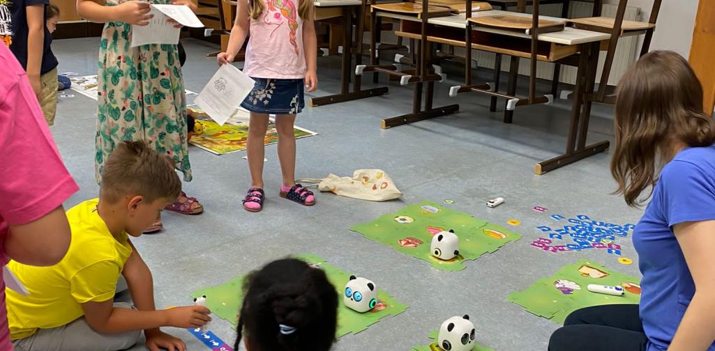 Kinder arbeiten mit Tiny Bots