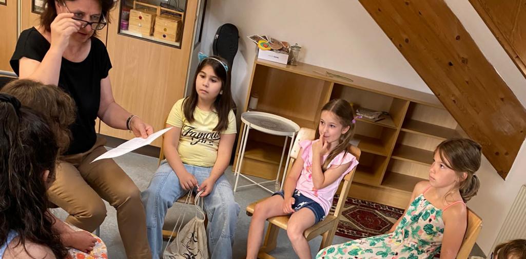 Kinder sitzen im Kreis und hören einer Geschichte zu