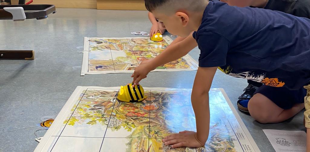 Kinder arbeiten mit den BeeBots
