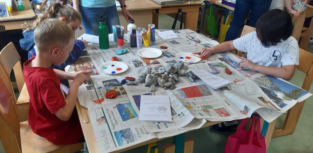 Steine werden bemalt