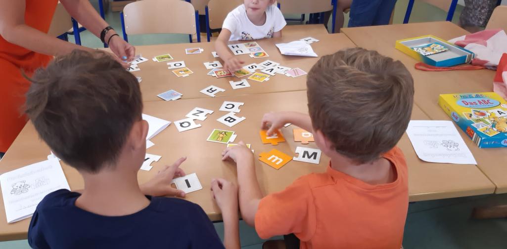 Kinder suchen Buchstabenpaare