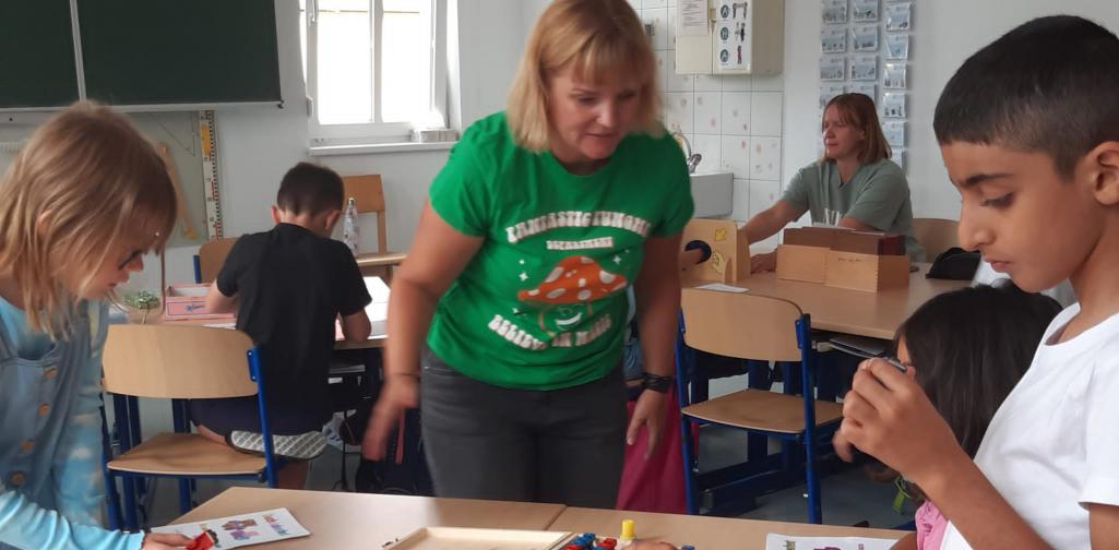 Kinder drucken Wörter mit Stempeln