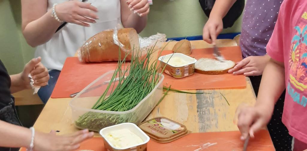 Kinder streichen sich ein Jausenbrot
