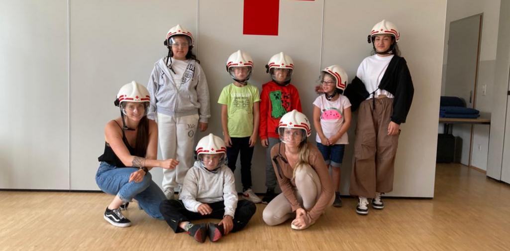 Rettung 1 Kinder probieren Rettungshelme an