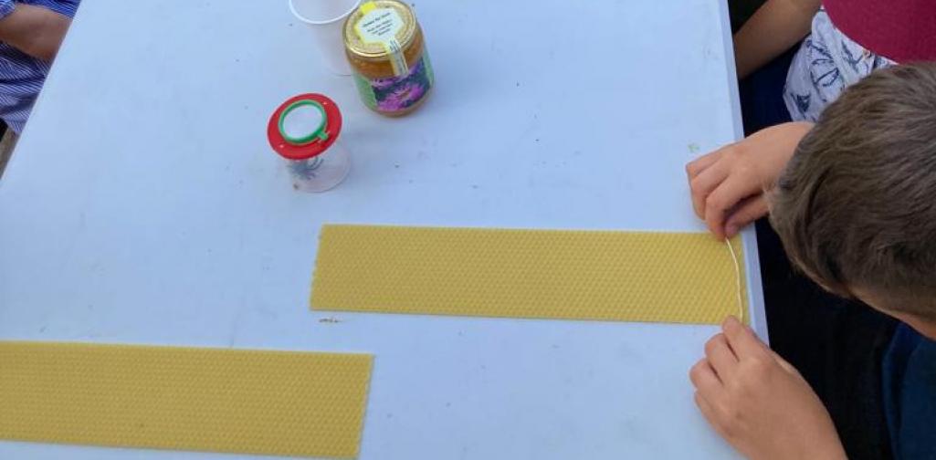 Imker 1 KInder sitzen bei Tisch