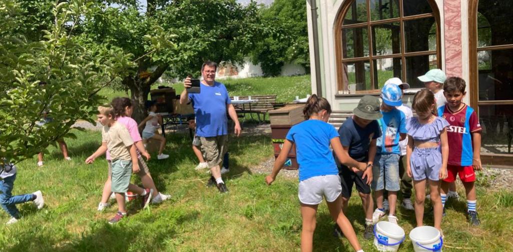 Imker 3 Kinder beim Spielen