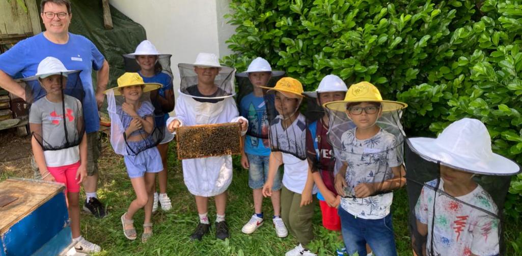 Imker 4 Kinder mit Imkerhut und Bienenwaben