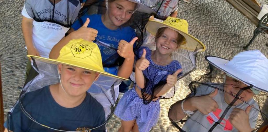 Imker 7 Kinder mit Imkerhut