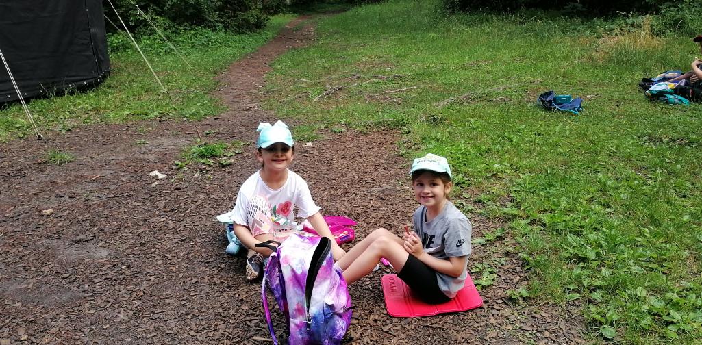 Wandertag 3 Kinder bei der Jause