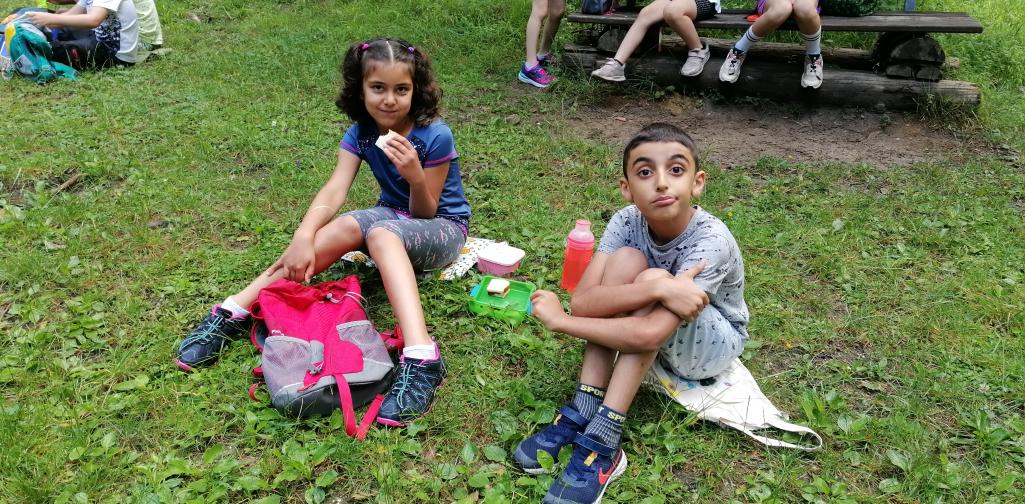 Wandertag 1 Kinder bei der Jause