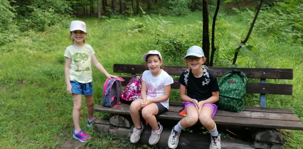 Wandertag 2 Kinder sitzen auf einer Bank