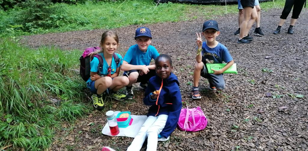 Wandertag 5 Gemeinschaftsfoto - Pause im Wald
