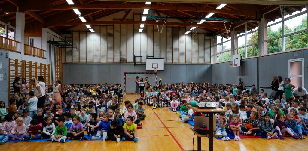 Alle Schulkinder im Turnsaal