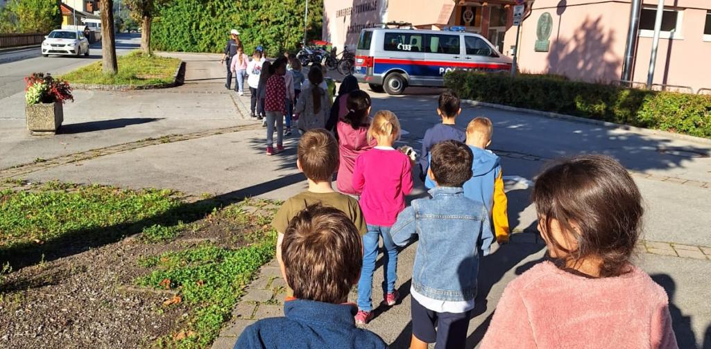 Polizei 3 Kinder gehen in Zweierreihe