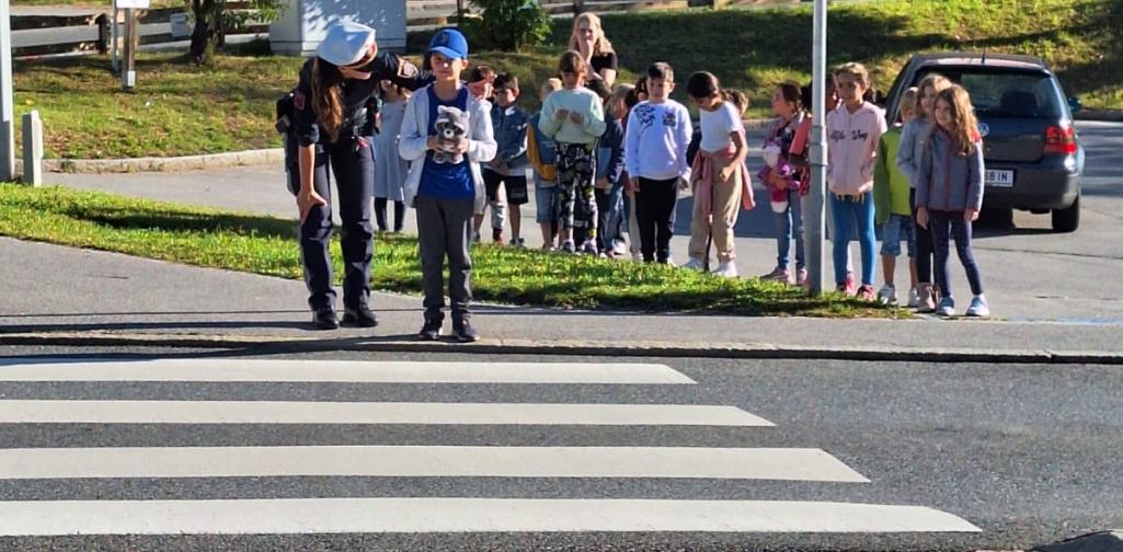 Polizei 4 Kinder überqueren den Zebrastreifen