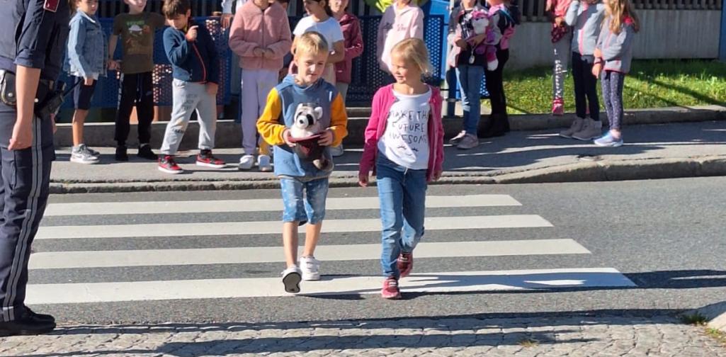Polizei 1 Kinder überqueren den Zebrastreifen