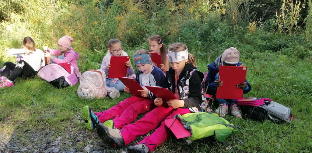 Schule im Wald 1 Kindergruppe erldigt Schulaufgaben im Wald