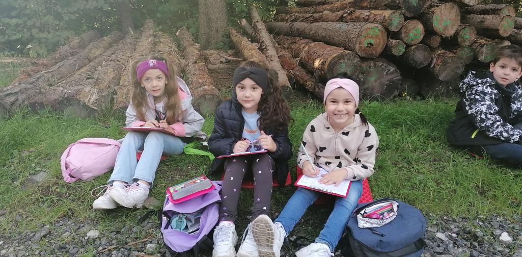 Schule im Wald 4 Gruppenfoto von drei Mädchen