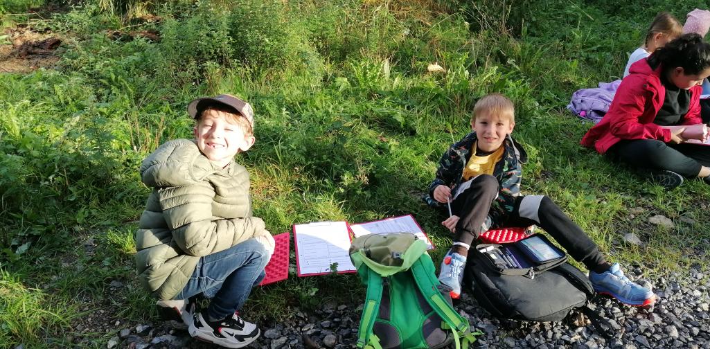 Schule im Wald 5 Gruppenfoto von zwei Jungen