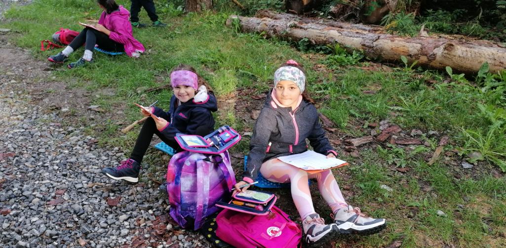 Schule im Wald 10 Gruppenfoto zweier Mädchen