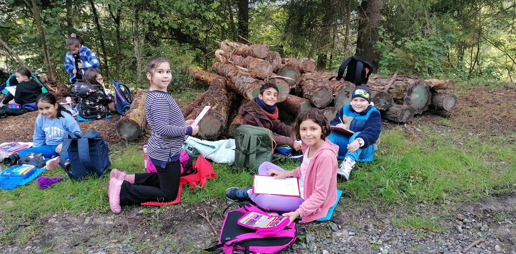 Schule im Wald 13 Kindergruppe erldigt Schulaufgaben im Wald