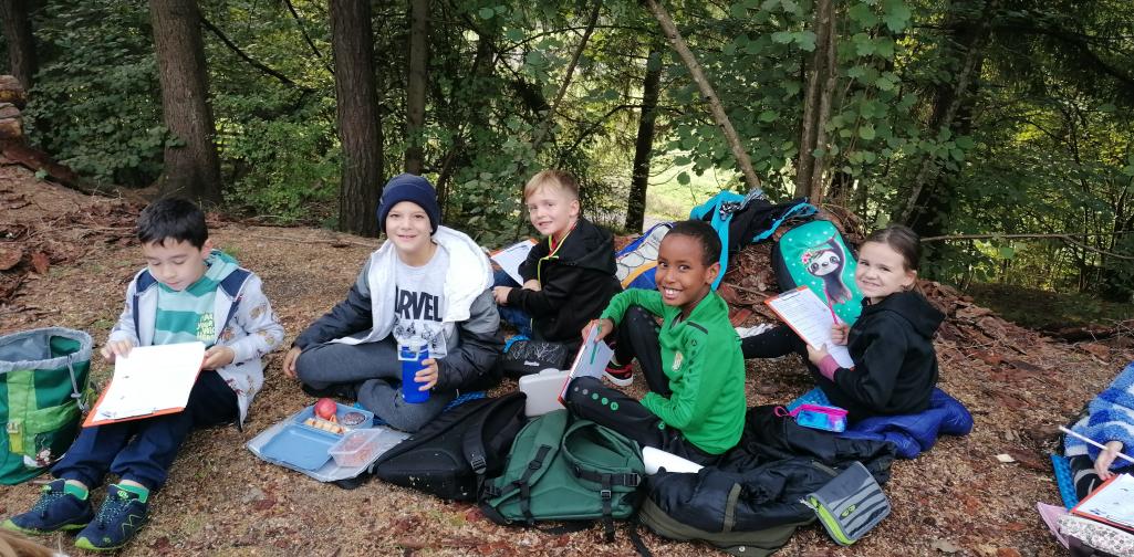 Schule im Wald 16 Kindergruppe erldigt Schulaufgaben im Wald