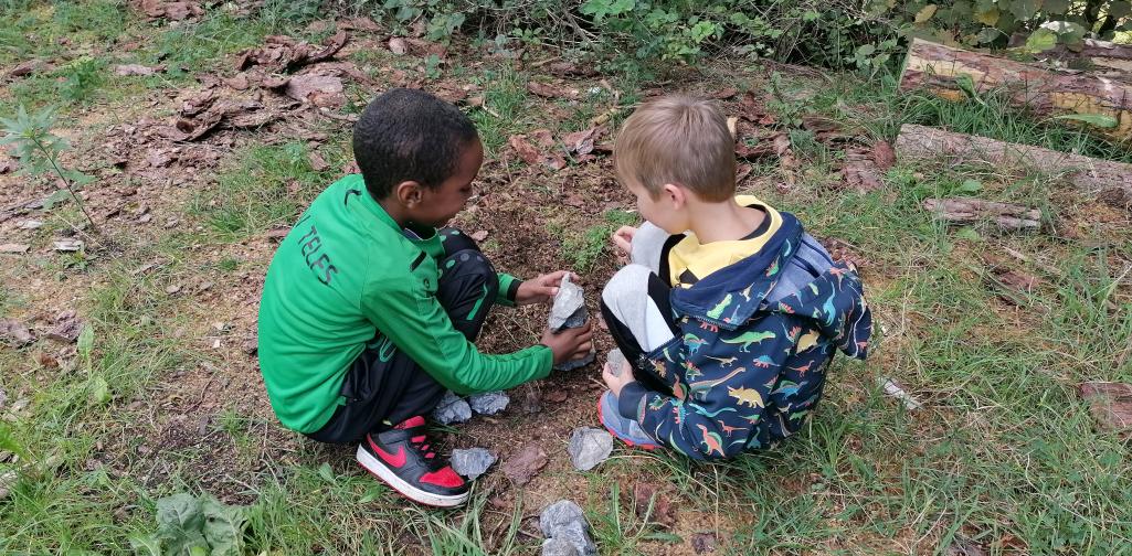 Schule im Wald 18 zwei Jungen bauen eine Steinfigur