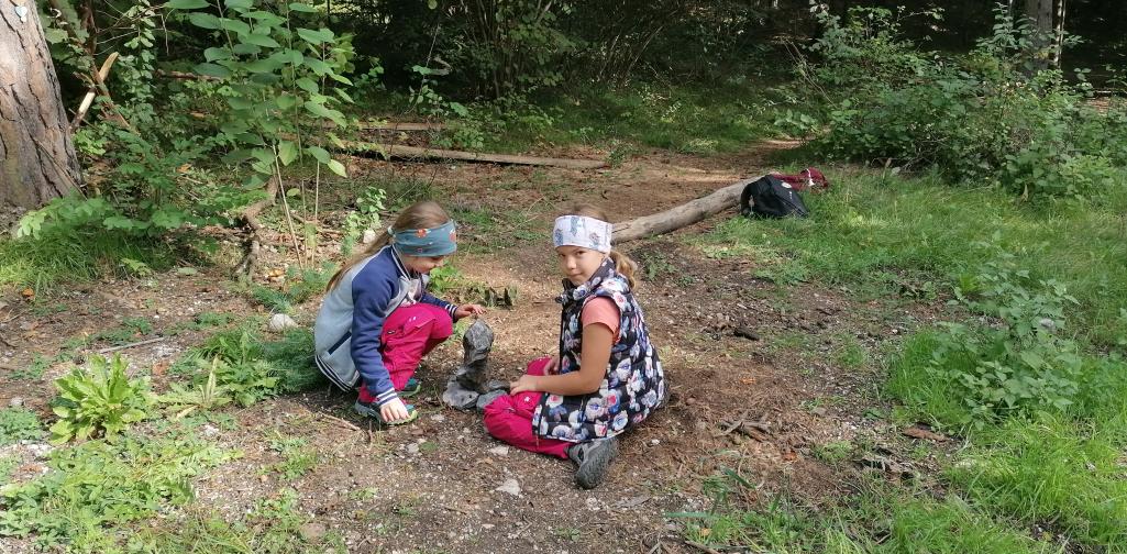 Schule im Wald 19 zwei Mädchen bauen eine Steinfigur
