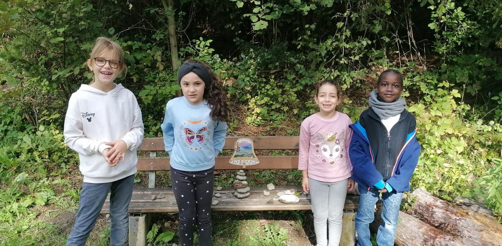Schule im Wald 22 Gruppenfoto vor einer Bank